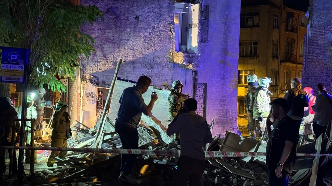 Fatih'te Metruk Bina Çöktü