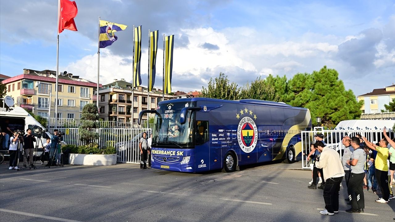 Fenerbahçe Taraftarından Derbiye Coşkulu Uğurlama