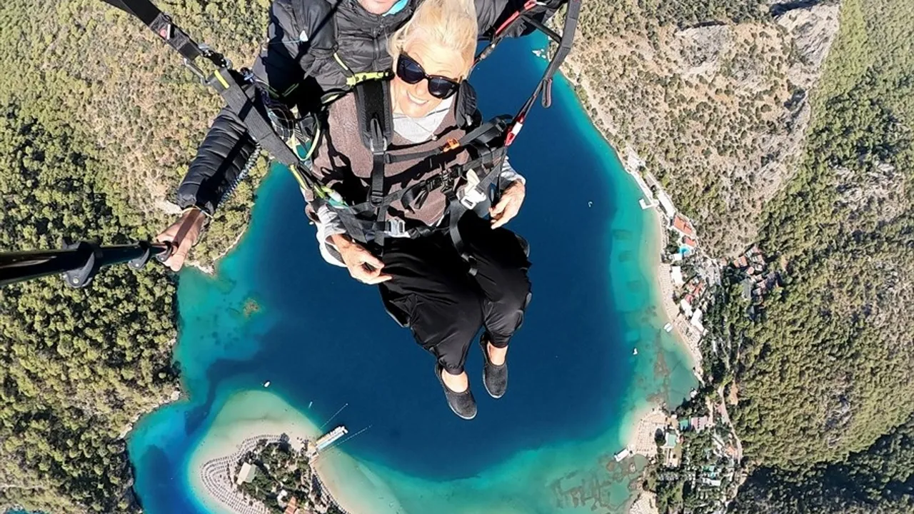 Fethiye'de Yaşlı Turistlerin Yamaç Paraşütü Deneyimi