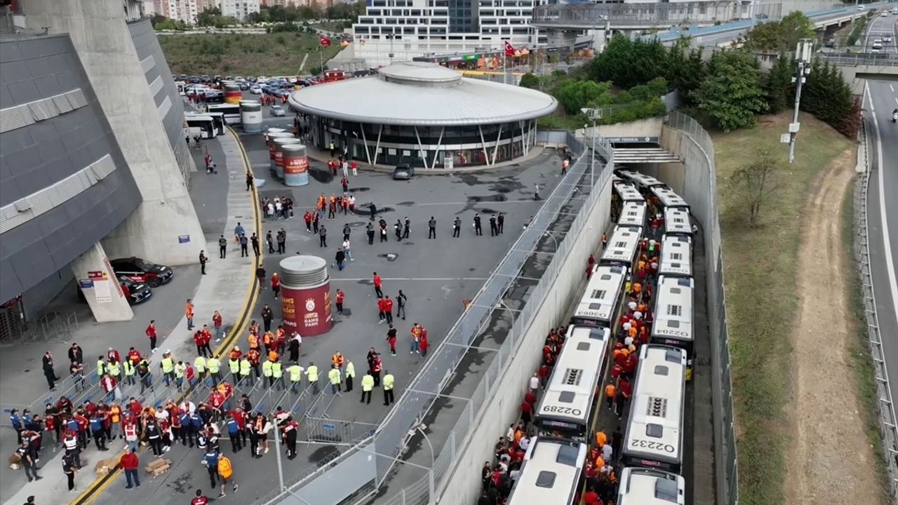 Galatasaray Taraftarları Kadıköy'e Yola Çıktı