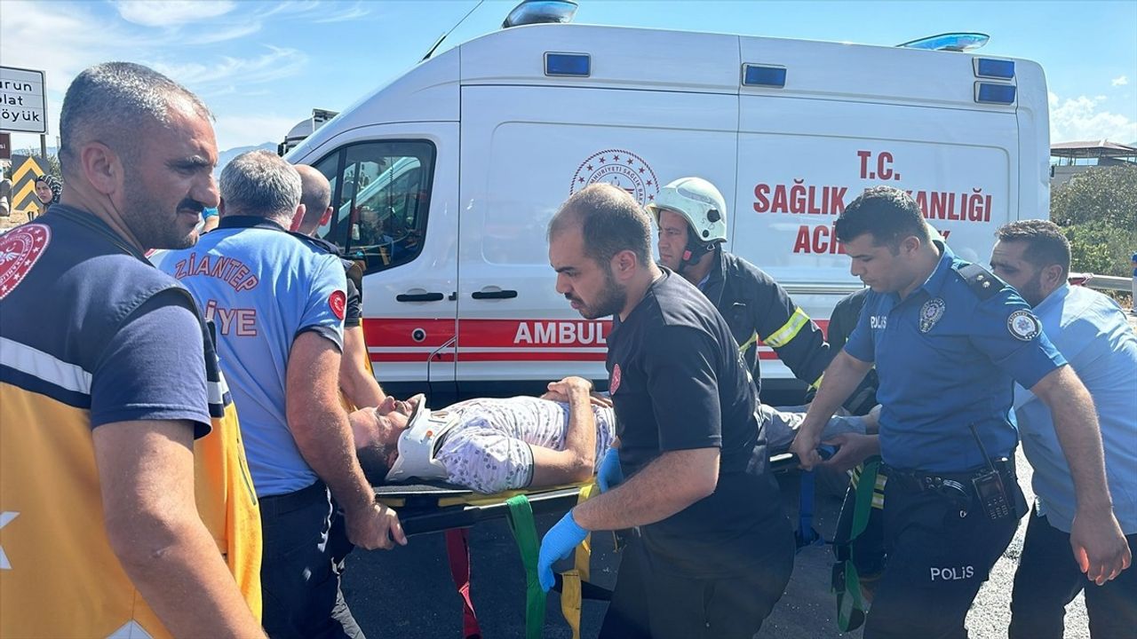 Gaziantep'te Minibüs ve Ticari Araç Çarpıştı: 4 Yaralı