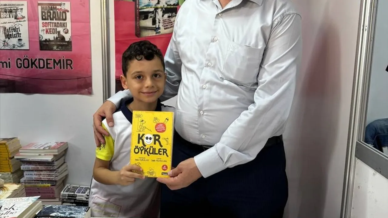 Görme Engelli Yazar Kuralay, Sultanbeyli Kitap Fuarı'nda Okurlarıyla Buluştu