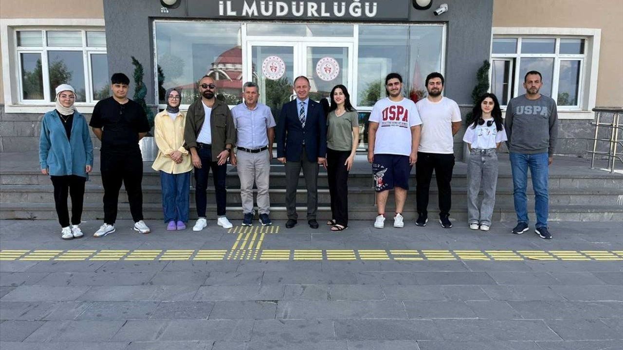 Gülümseyin Geliyoruz Tiyatrosu Deprem Bölgesine Hareket Etti