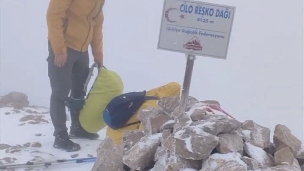 Hakkari'de Dağcılar Cilo Dağı'na Çetin Hava Koşullarında Tırmandı