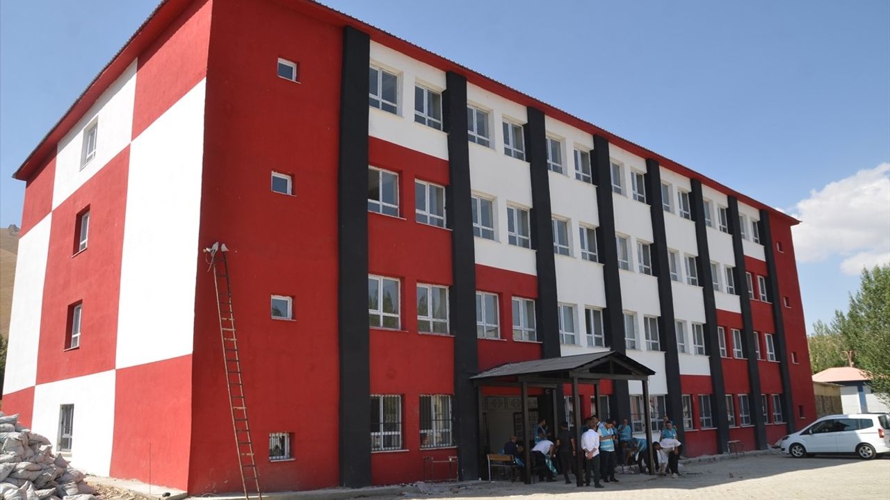 Hakkari'de Eğitim İçin Yükümlülerden Destek