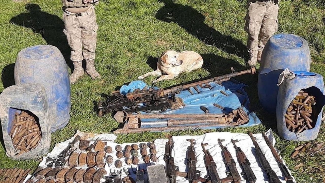 Hakkari'de PKK'ya Yönelik Operasyonda Silah ve Mühimmat Ele Geçirildi