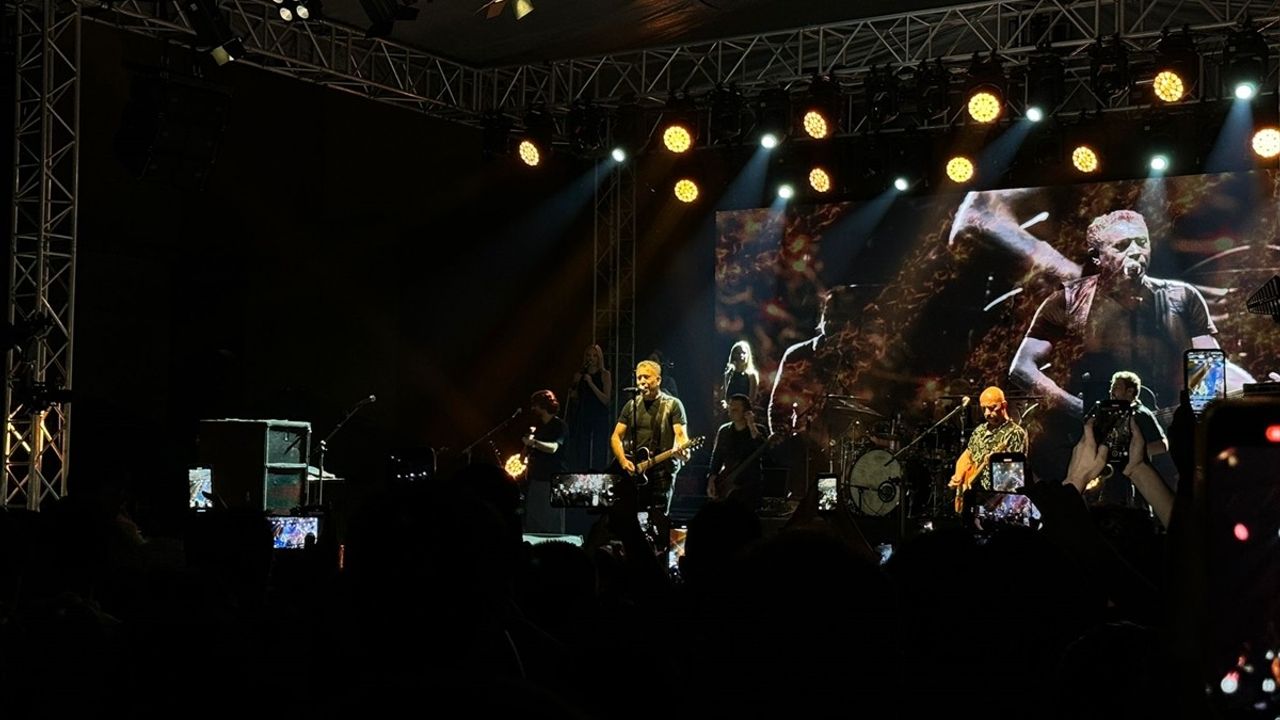 Haluk Levent Beylikdüzü'nde Coşku Dolu Bir Halk Konseri Verdi