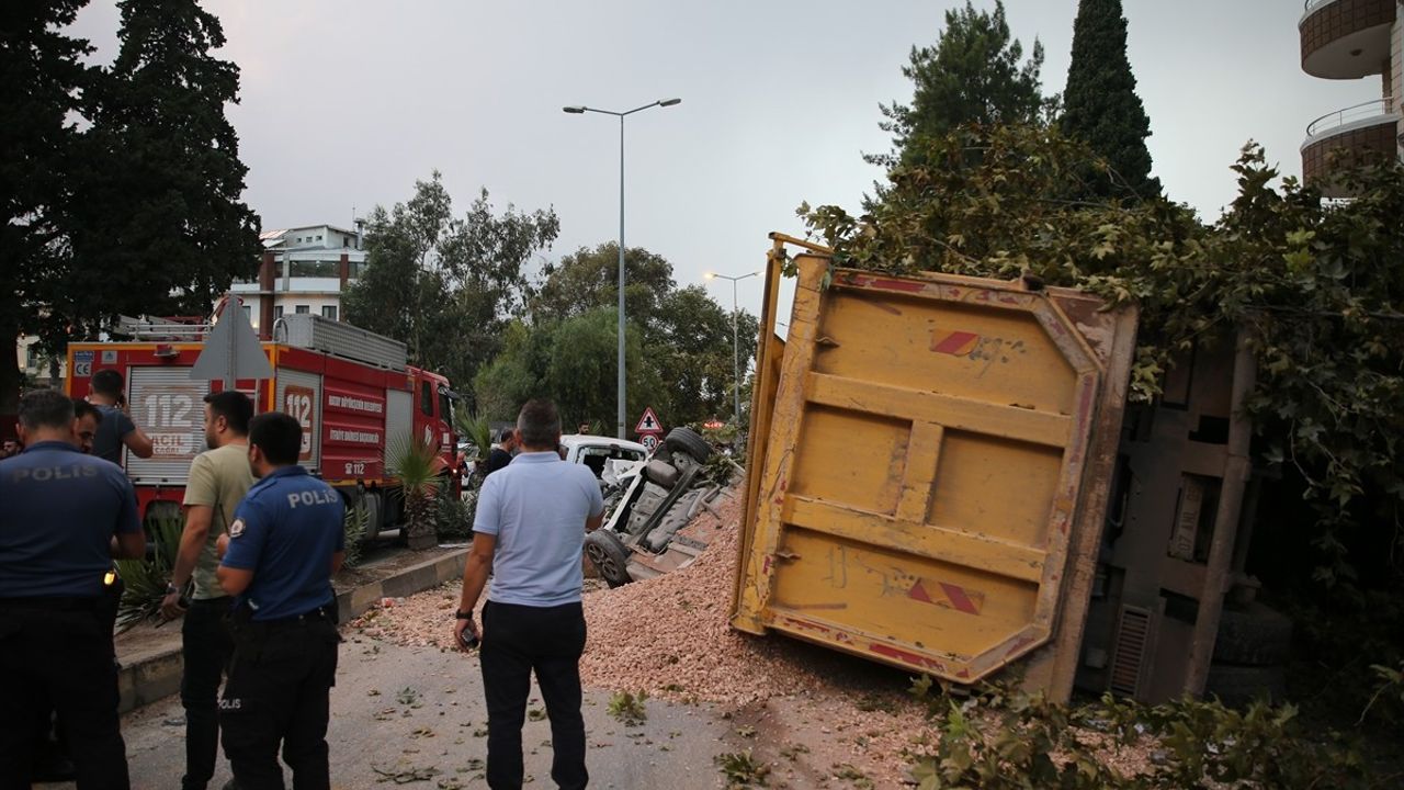 Hatay'da Freni Arızalanan Hafriyat Kamyonu 7 Araca Çarptı, 5 Yaralı