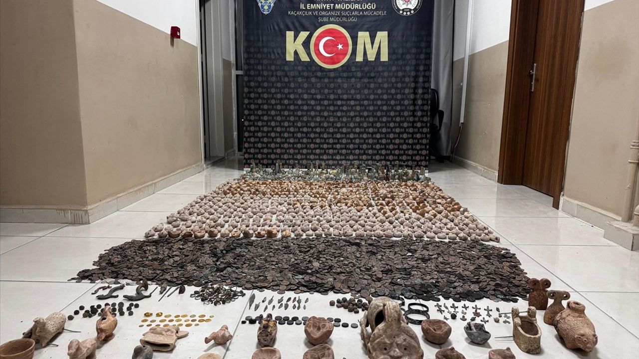 Hatay'da Tarihi Eser Kaçakçılığına Darbe: 15 Bin 301 Obje Ele Geçirildi