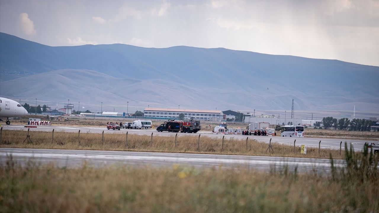 Hindistan'dan Almanya'ya Giden Uçak Bomba İhbari Üzerine Erzurum'a Zorunlu İniş Yaptı