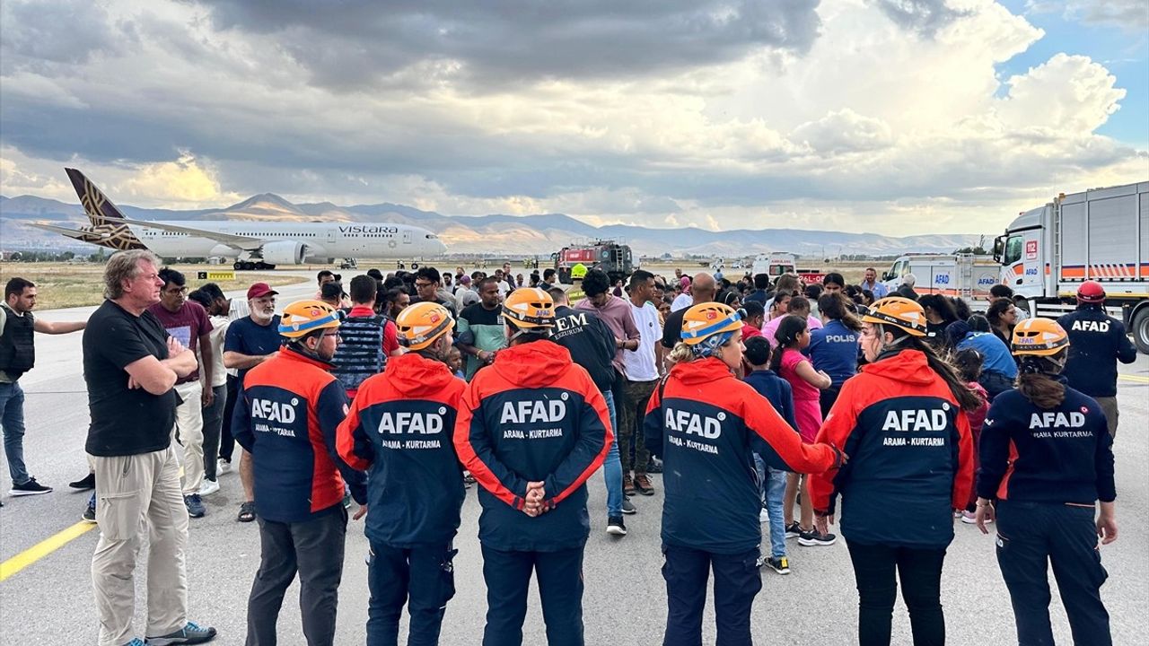 Hindistan'dan Almanya'ya Giden Uçak Bomba İhbarıyla Erzurum'a Zorunlu İniş Yaptı