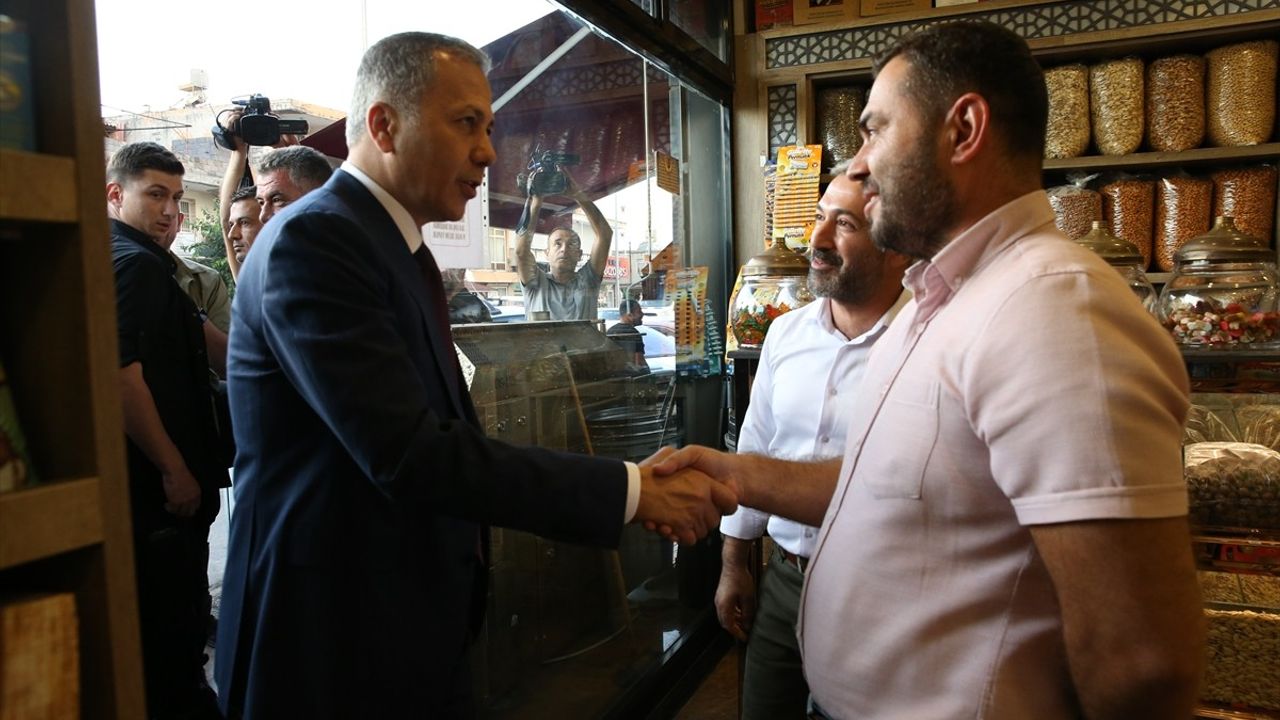 İçişleri Bakanı Ali Yerlikaya, Hatay'da Esnafı Ziyaret Etti