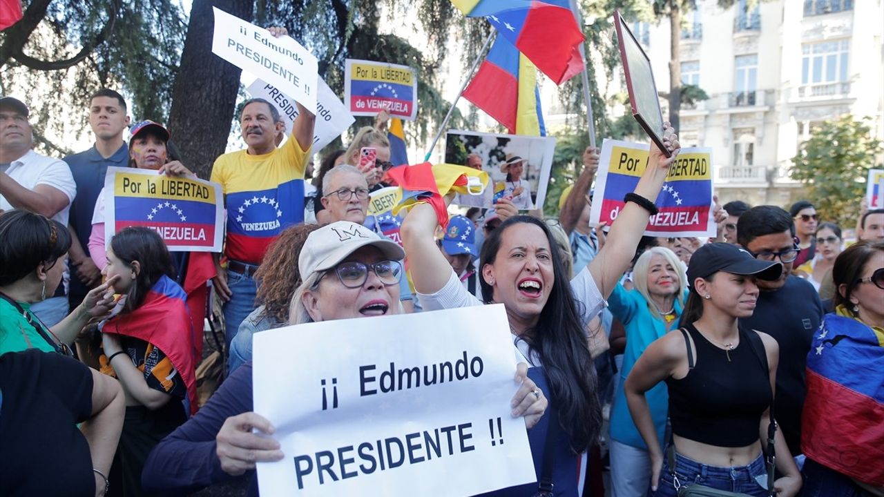 İspanya Meclisi Önünde Venezuelalı Muhalif Lider için Destek Gösterisi