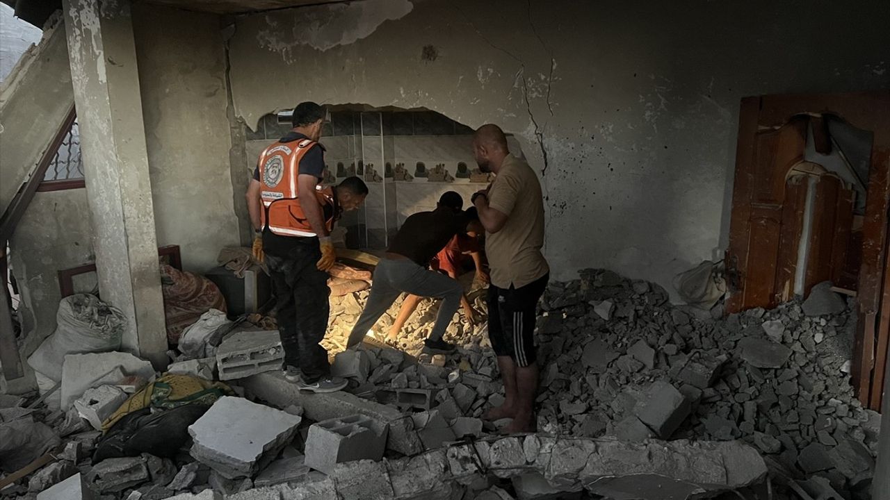 İsrail'in Nusayrat Mülteci Kampı'na Saldırısında 10 Kişi Hayatını Kaybetti