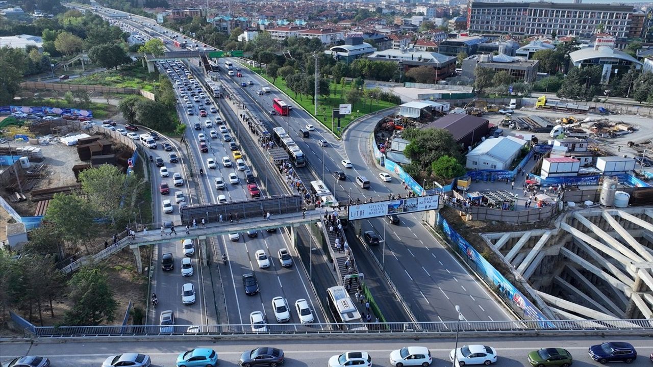 İstanbul'da Sabah Trafik Yoğunluğu Artıyor