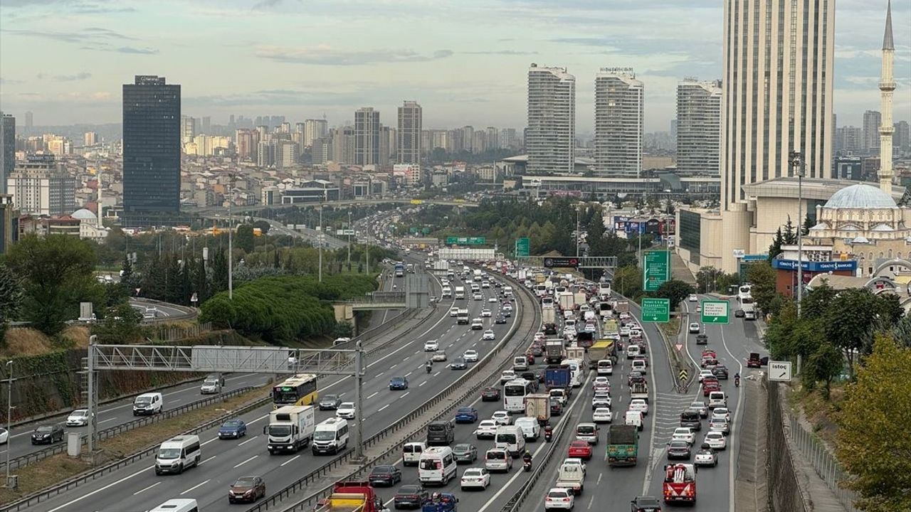 İstanbul'da Trafik Yoğunluğu: Haftanın Son Mesai Günü Sorunları