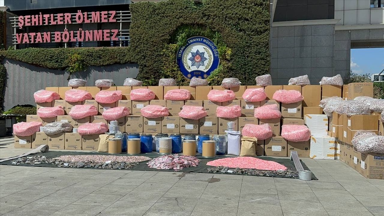 İstanbul'da Uyuşturucu Operasyonu: 19 Gözaltı ve 3.8 Milyon Hap Ele Geçirildi