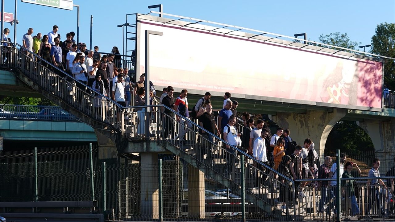 İstanbul Trafiğinde Yoğunluk Artışı: Eğitim Dönemi Etkisi