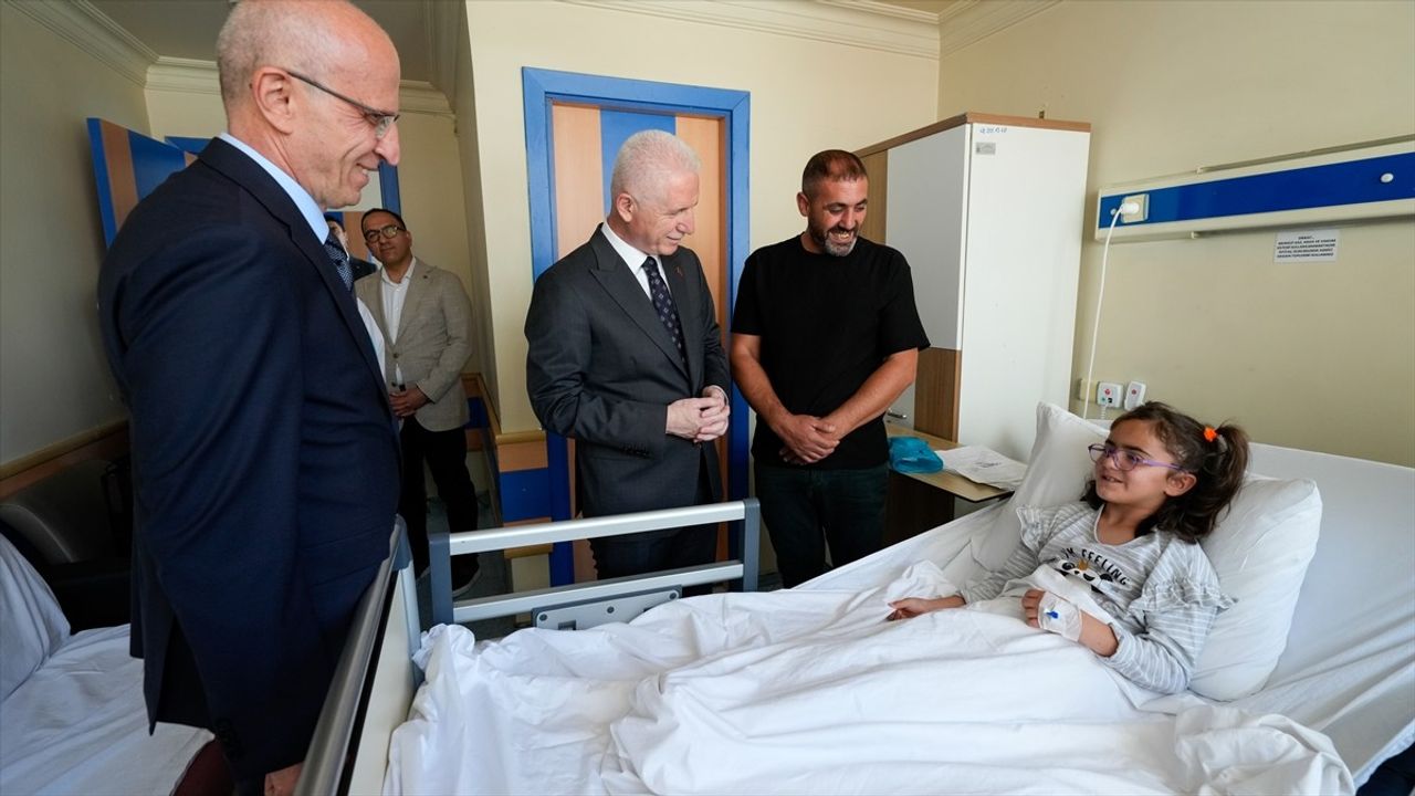 İstanbul Valisi Gül, Ameliyat Olan Çocuğu Ziyaret Etti