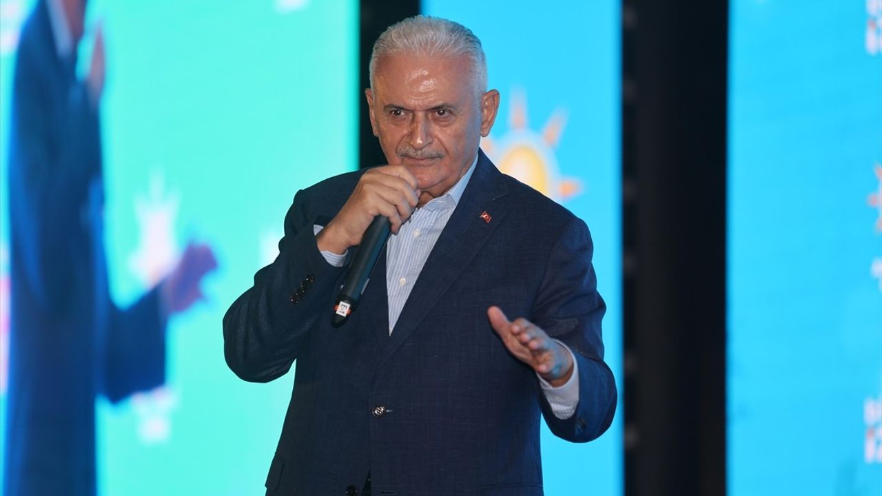 İzmir'de AK Parti İl Danışma Meclisi Toplantısı: Siyasi Tartışmalar ve Değerlendirmeler