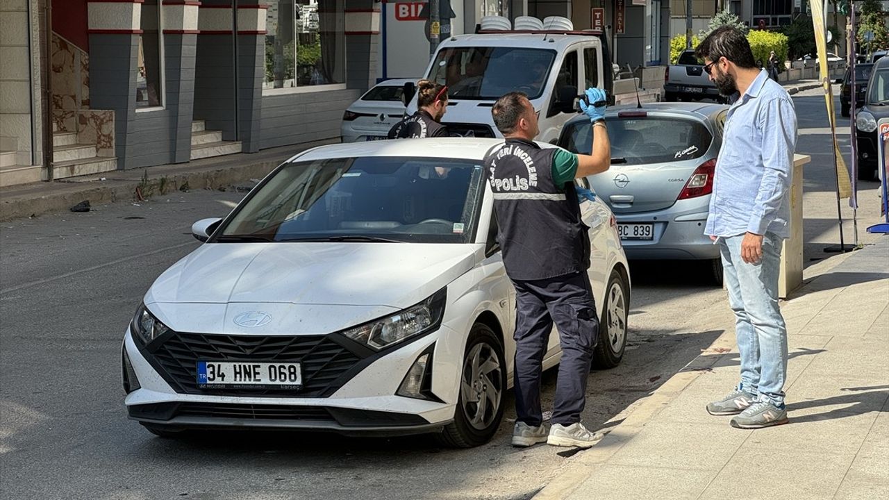 İzmir'de Bıçaklı Kavga: Bir Kişi Hayatını Kaybetti