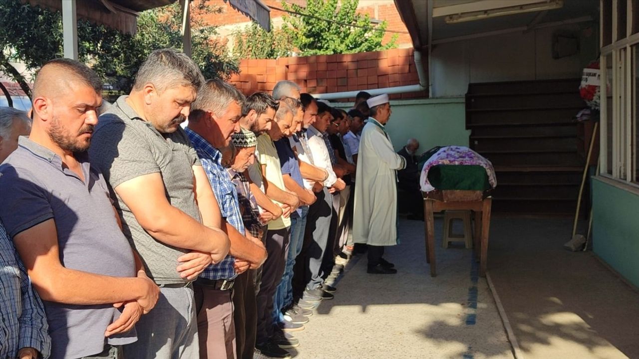 İzmir'de Boşanma Aşamasındaki Kadın Bıçaklı Saldırıda Hayatını Kaybetti