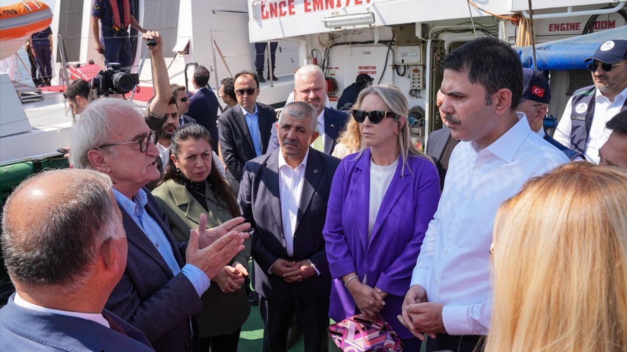 İzmir Körfezi'nde Çevre Felaketi: Bakan Kurum'dan İnceleme ve Uyarılar