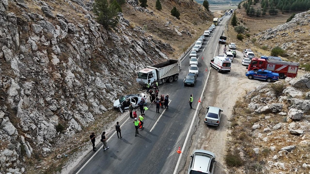 Kahramanmaraş'ta Trafik Kazasında 2 Kişi Hayatını Kaybetti