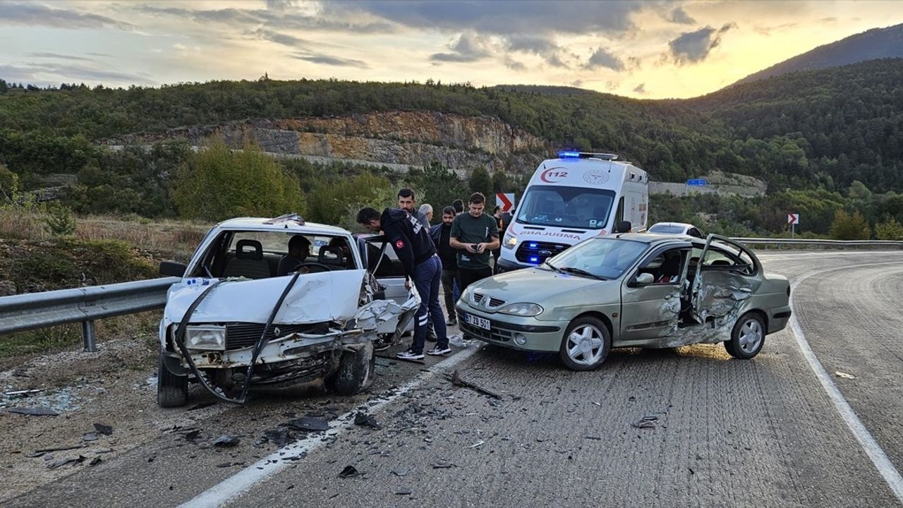 Karabük'te İki Otomobil Çarpıştı: 7 Yaralı