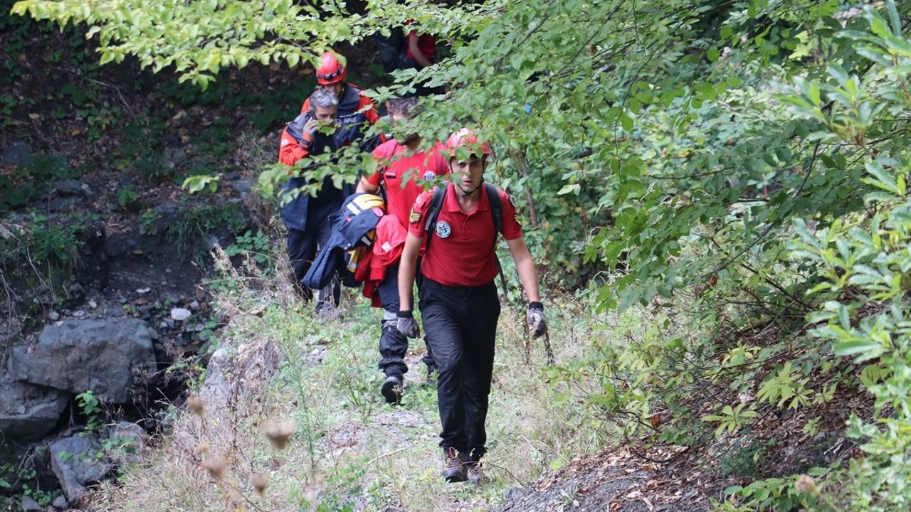 Kastamonu'da Kayalıklarda Mahsur Kalan İki Madenci Kurtarıldı