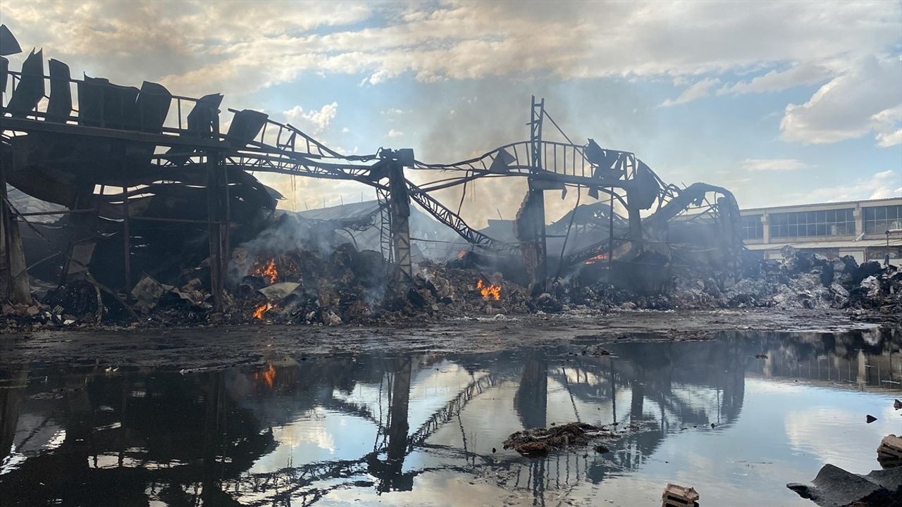 Kayseri'de 14 Saat Süren Keçe Fabrikası Yangını Kontrol Altına Alındı