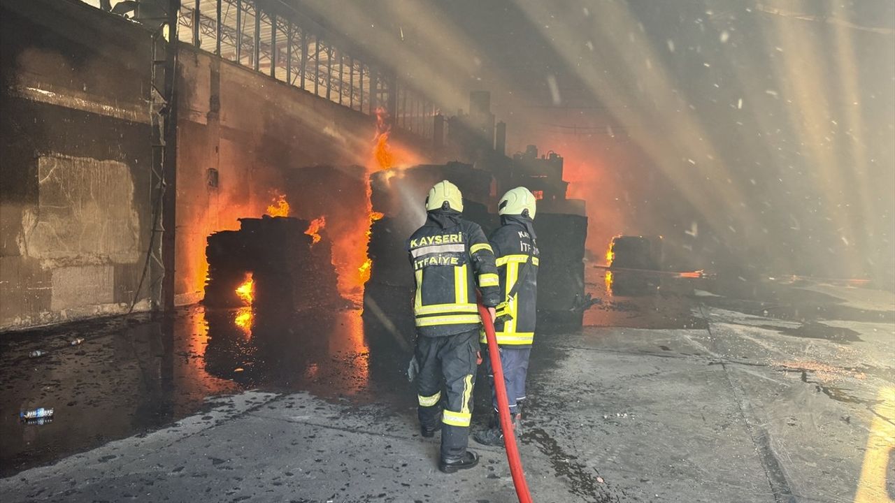 Kayseri'de Keçe Fabrikasında Yangın Meydana Geldi