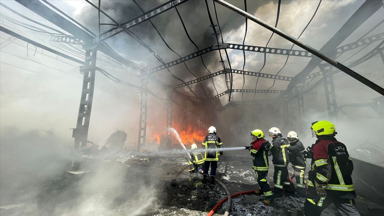 Kayseri'deki Sünger Fabrikasında Yangın Alarmı