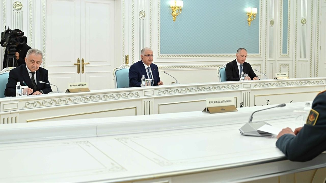 Kazakistan Cumhurbaşkanı Tokayev, Türk Savunma Bakanı Güler'i Ağırladı