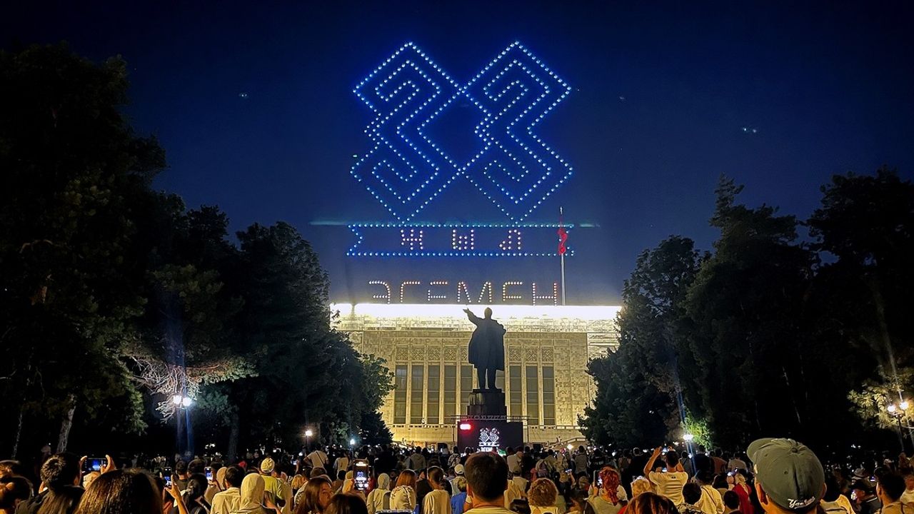 Kırgızistan'da Bağımsızlık Günü Dron Gösterisi ile Coşkuyla Kutlandı