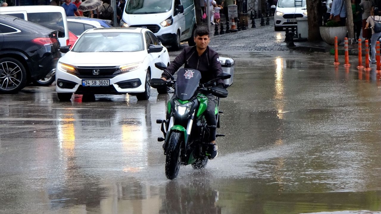 Kırklareli ve Tekirdağ'da Sağanak Yağış Hayatı Olumsuz Etkiledi