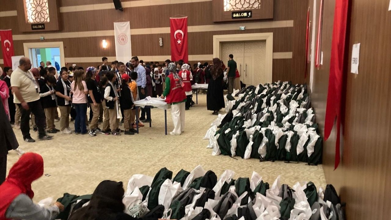 Kızılay ve Konyaspor, 300 İhtiyaç Sahibi Çocuğun Yanında