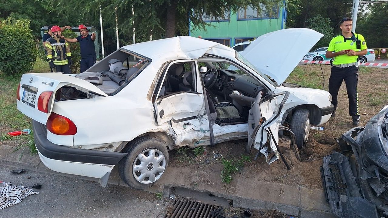 Kocaeli'de İki Araç Çarpıştı, 3 Yaralı