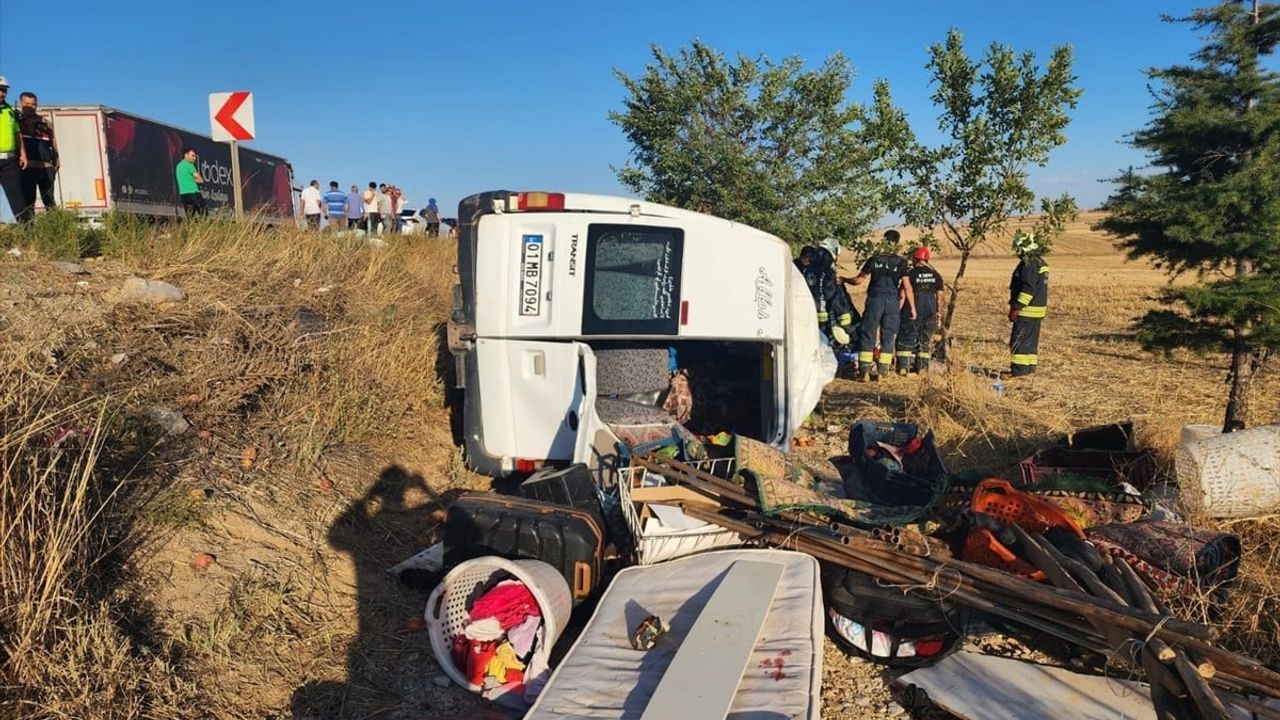 Konya'da Minibüs ve Traktör Çarpışması: 2 Ölü, 9 Yaralı