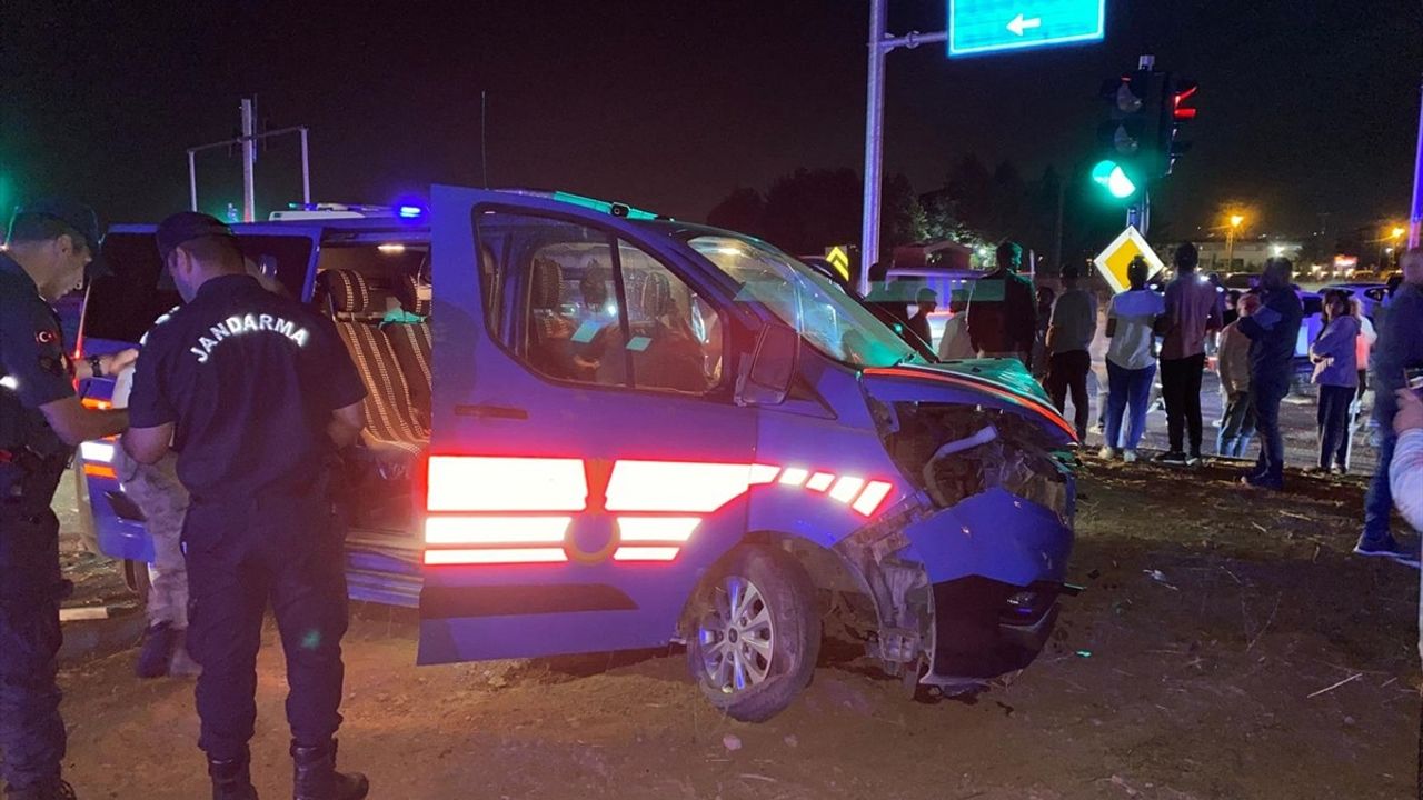 Malatya'da Askeri Araç ve Otomobil Çarpıştı: 8 Yaralı