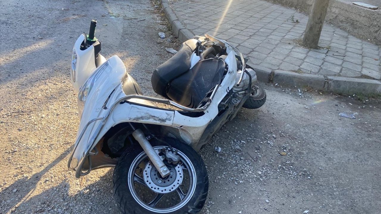 Manisa'da Trafik Kazası: 14 Yaşındaki Motosiklet Sürücüsü Hayatını Kaybetti