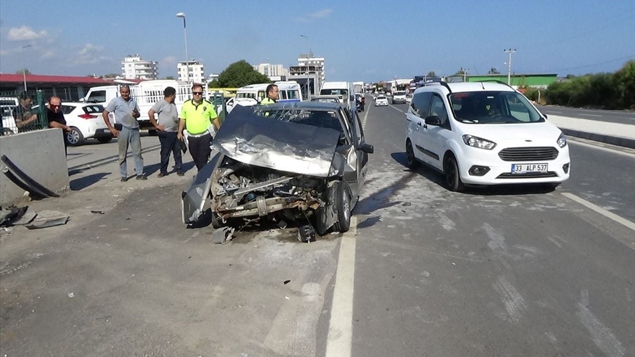 Mersin'de Park Halindeki Araçlara Çarpan Otomobilde İki Yaralı