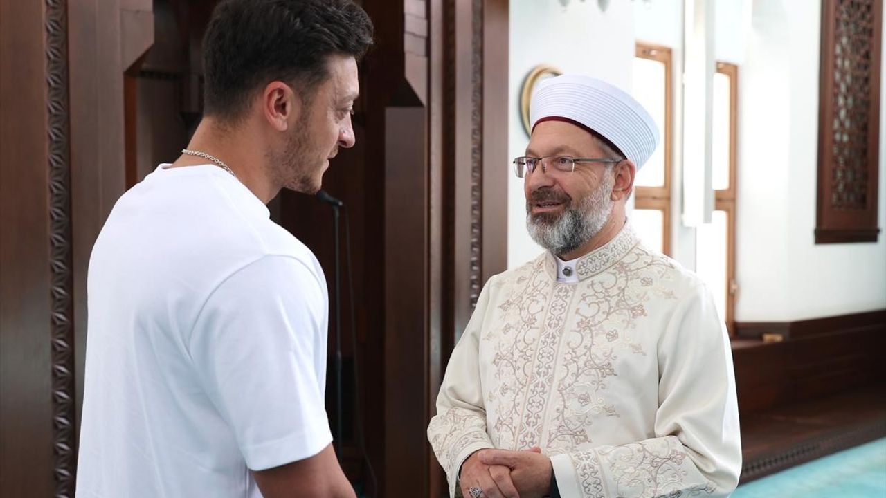 Mesut Özil ve Diyanet İşleri Başkanı Ali Erbaş Çilehane Camii'nde Buluştu