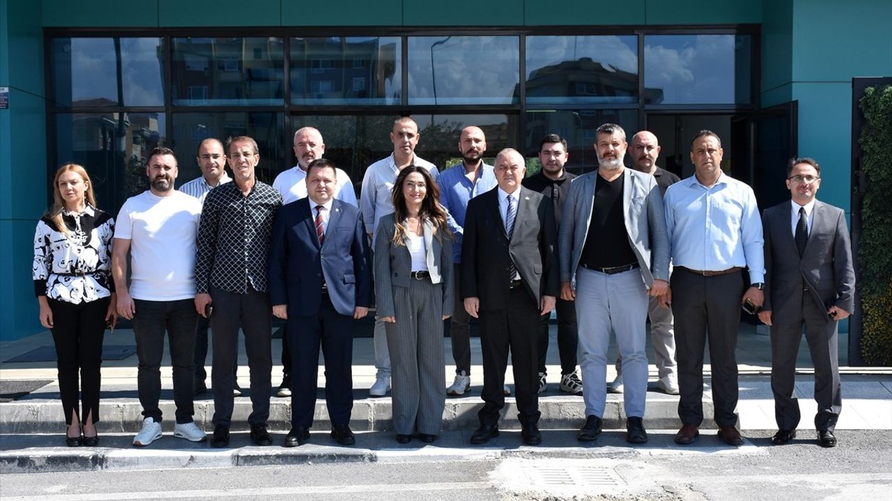 MHP Grup Başkanvekili Erkan Akçay'dan Manisa FK'ya Destek Ziyareti