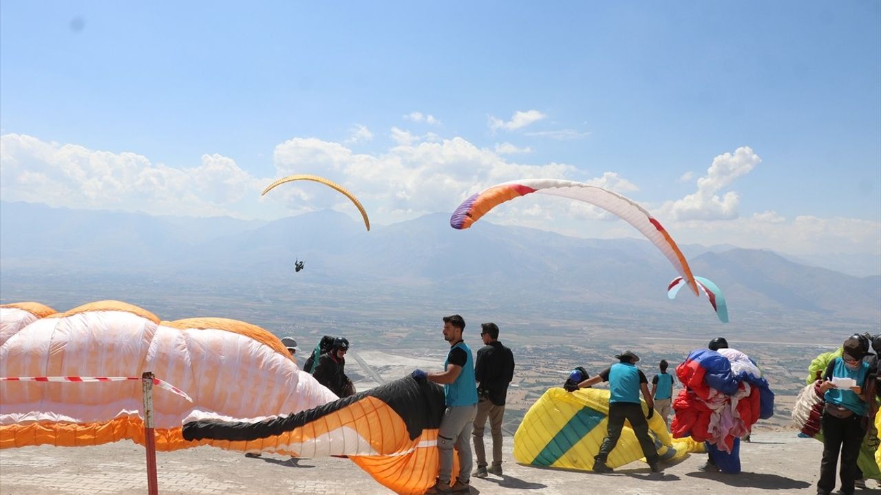 Orkut Baysal Yamaç Paraşütü Türkiye Şampiyonası Erzincan'da Başladı