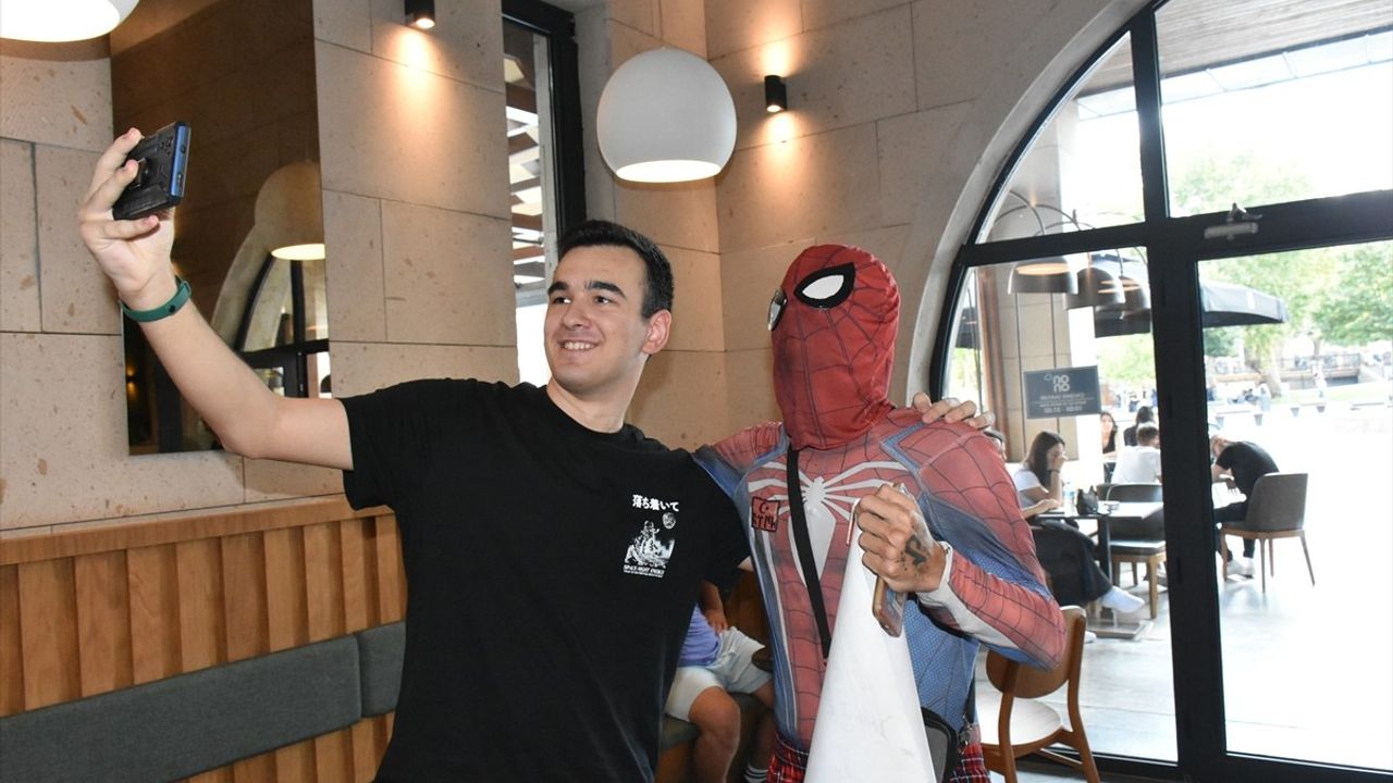 Örümcek Adam Balıkesir'de Çocuklarla Buluştu