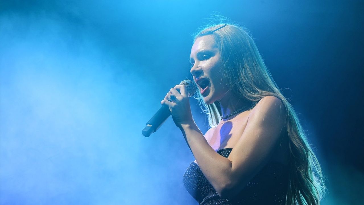 Otilia Antalya'da Coşkulu Bir Konser Verdi