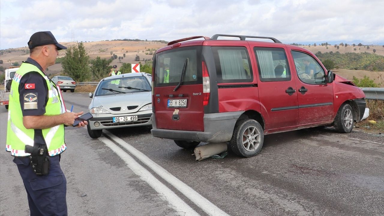 Samsun'da Hafif Ticari Araç ve Otomobil Çarpıştı: 4 Yaralı