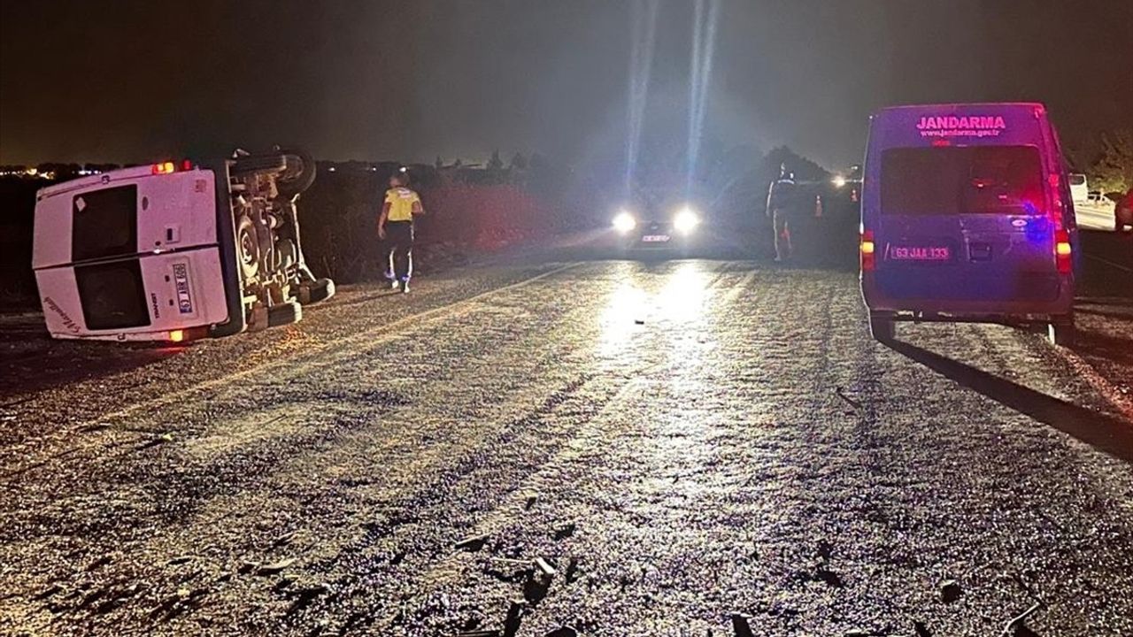 Şanlıurfa'da Minibüs ile Otomobil Çarpıştı: 1 Ölü, 3 Yaralı