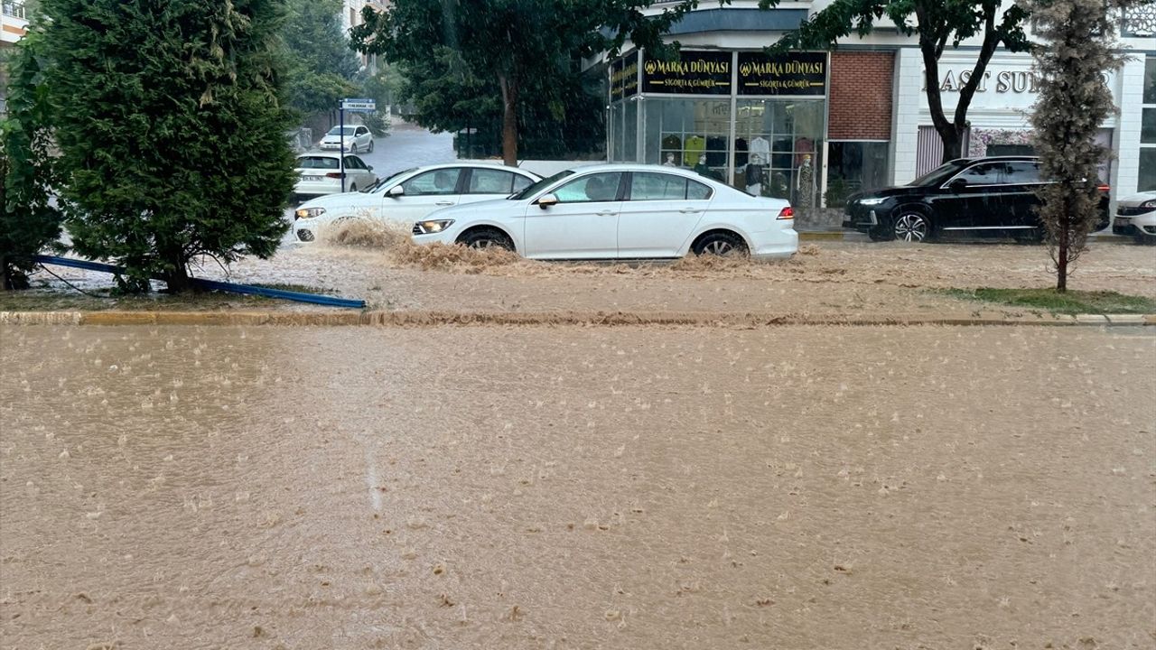 Şanlıurfa'da Sağanak Yağış Etkili Oldu